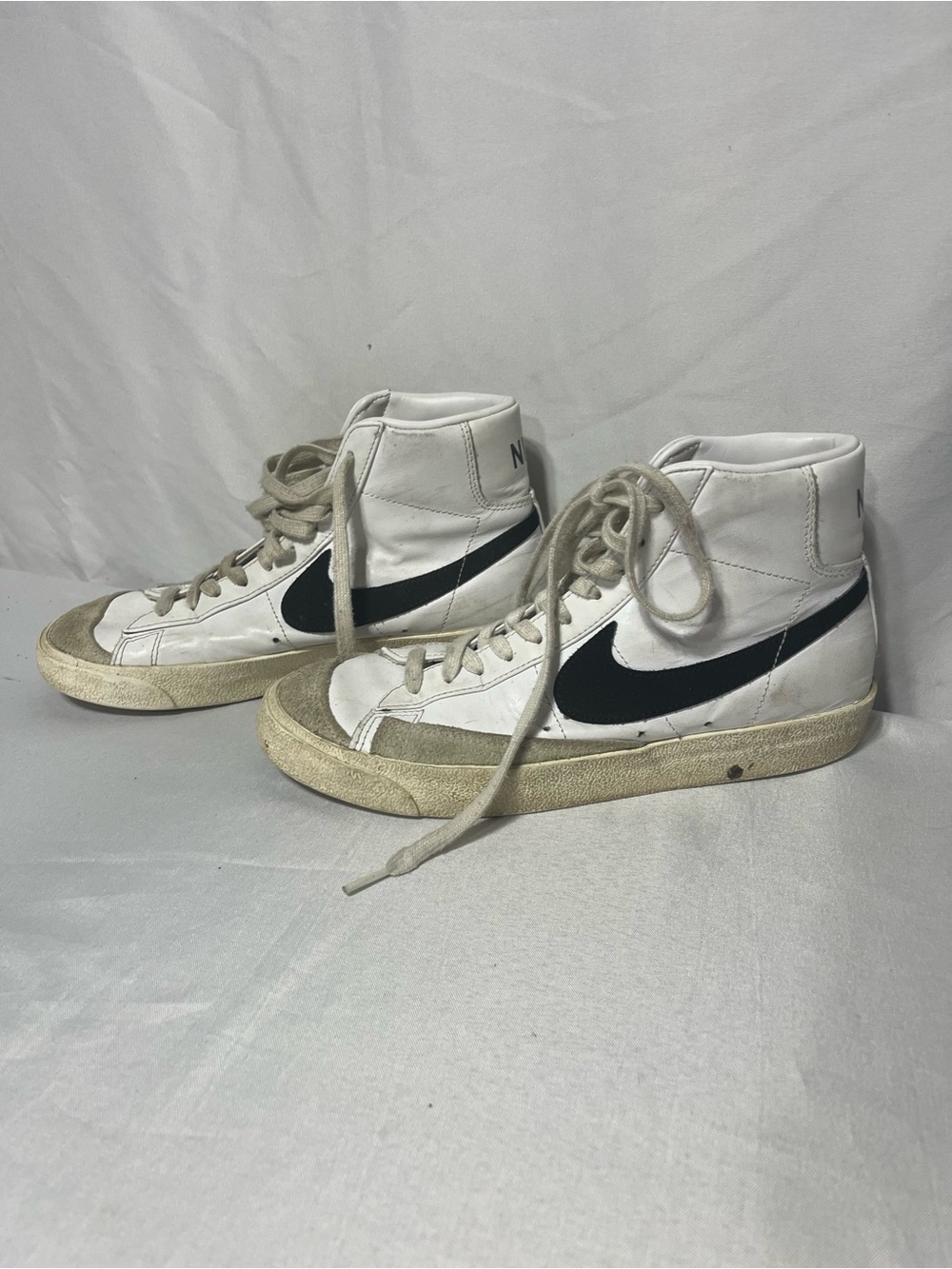 Nike Mid Blazer Size 9 White High-Top Lace Up Sneakers Black Swoosh